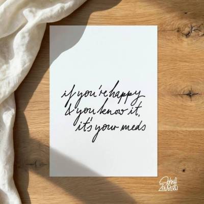 Postkarte „If you’re happy & you know it, it’s your meds“ – schwarzer Humor zu Mental Health