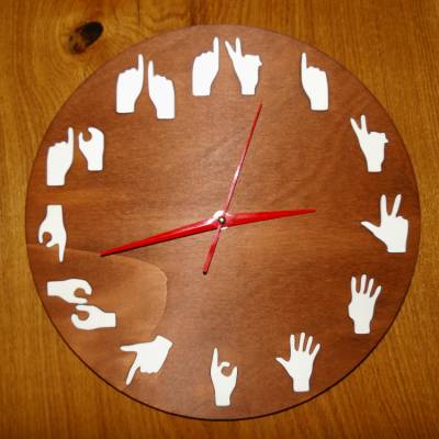 SignTime Holzwanduhr – Moderne Wanddeko mit Handgesten & lautlosem Uhrwerk