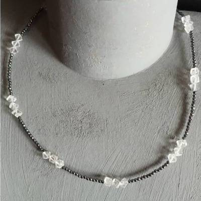 Zarte, federleichte Edelsteinkette, handgemacht mit Pyrith-Perlen und Bergkristall-Würfel Unikat & reizendes Geschenk