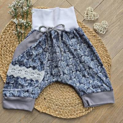 Handgemachte Pumphose Mädchen 92/98 – Sommer-Shorts aus Jersey, Blau mit Blumen, Unikat
