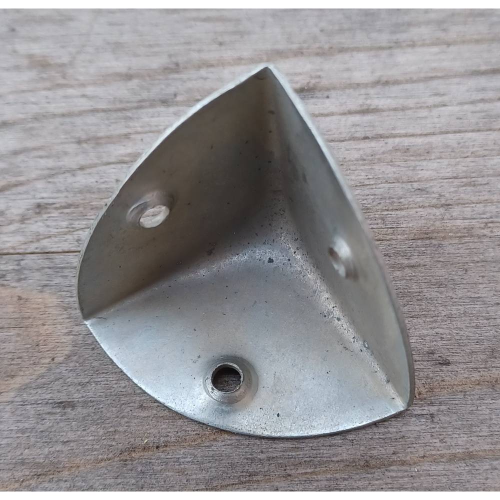 Alte Metall Ecke für Koffer/Kisten aus DDR Lagerbestand – 3 x 3 x 3 cm