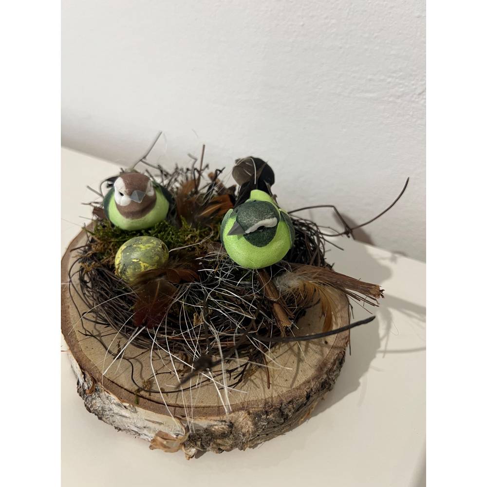 Osterdeko auf einer Baumscheibe Vogel Frhlingsgesteck