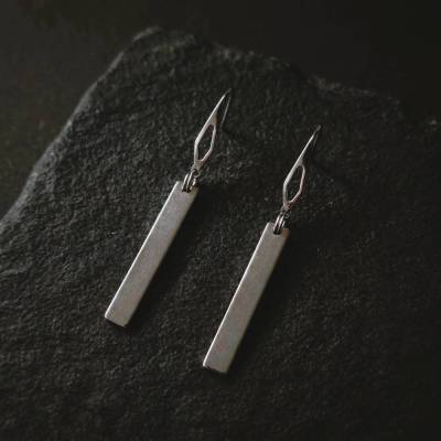 Geometrische Ohrringe Edelstahl, Raute Ohrhaken mit Bar Anhänger, minimalistischer Damenschmuck aus Deutschland