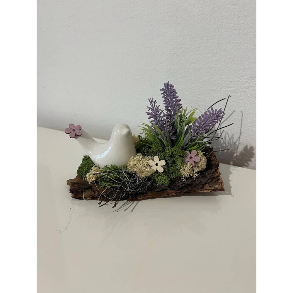 Frühlingsdeko auf Baumrinde Frühlingsgesteck Osterdeko mit einem Vogel