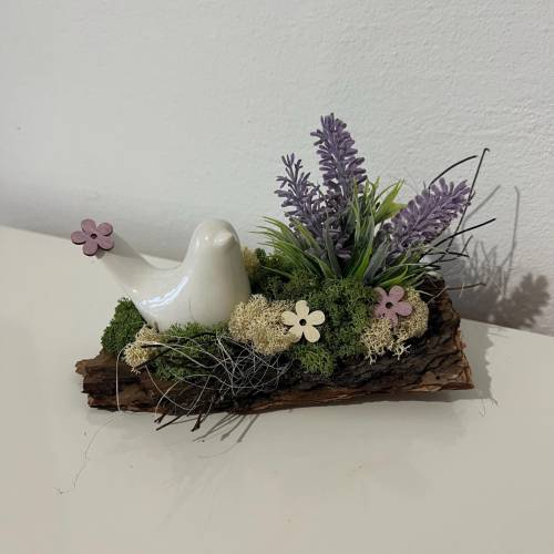Frühlingsdeko auf Baumrinde Frühlingsgesteck Osterdeko mit einem Vogel
