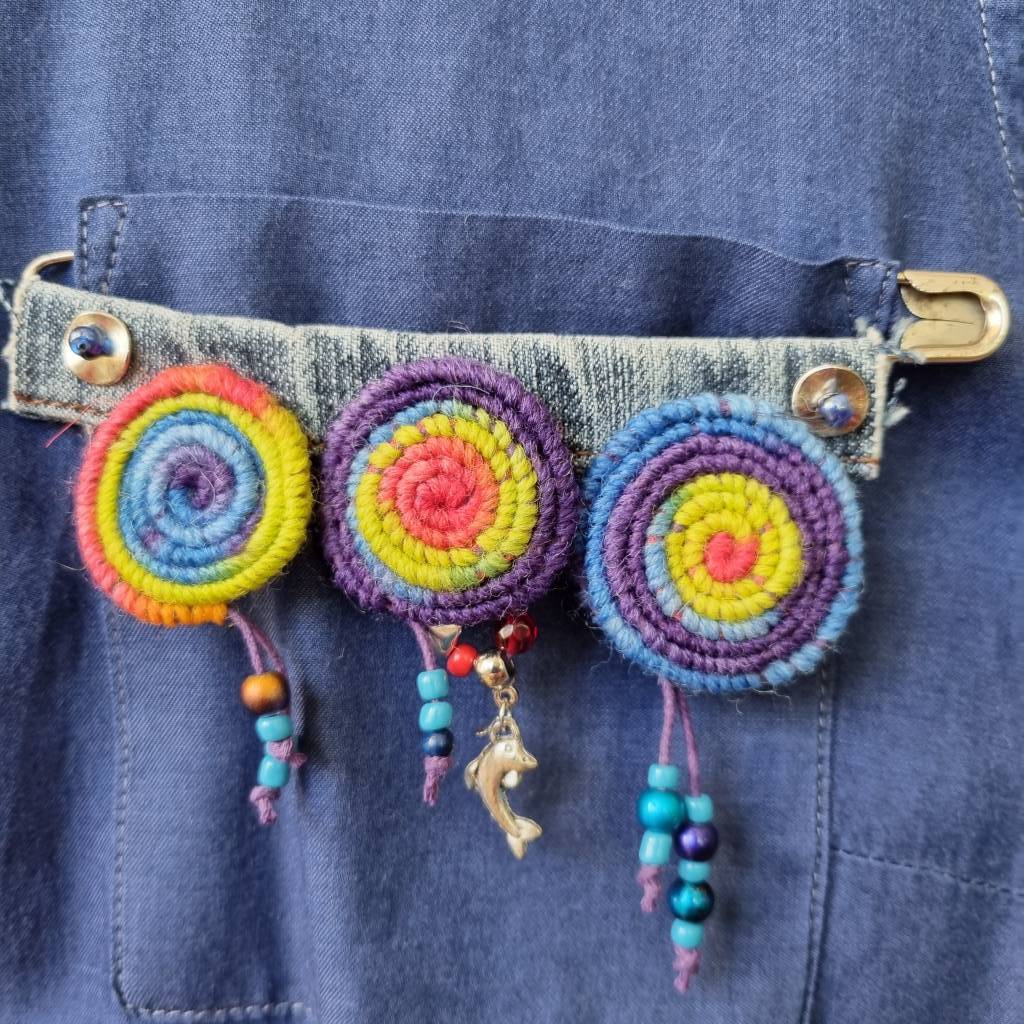 Häkelspiralen bunt und einzigartig als Ansteckbrosche, Sicherheitsnadelschmuck Bild 1