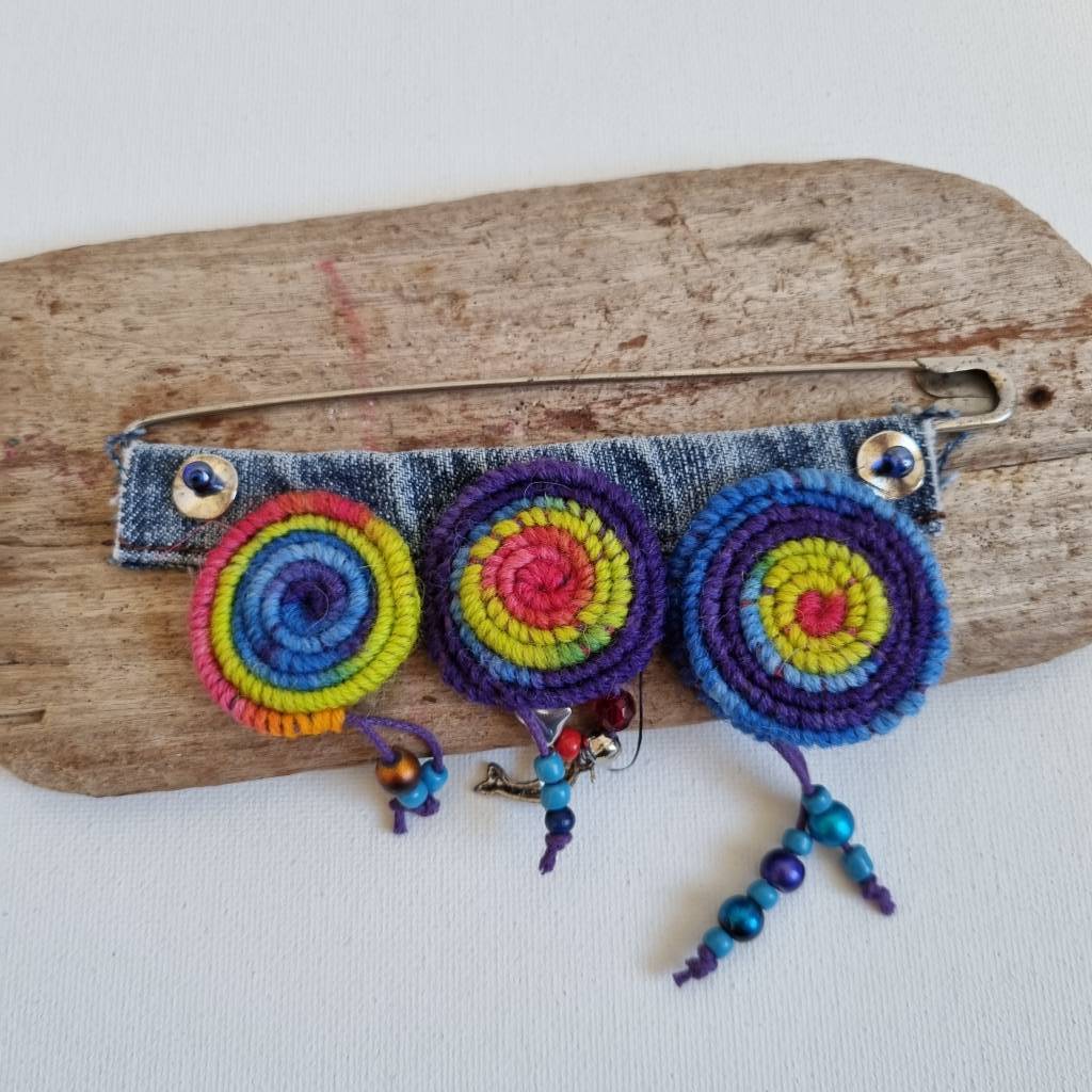 Häkelspiralen bunt und einzigartig als Ansteckbrosche, Sicherheitsnadelschmuck Bild 10