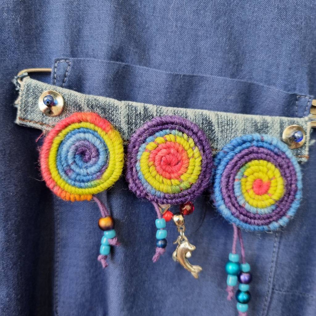 Häkelspiralen bunt und einzigartig als Ansteckbrosche, Sicherheitsnadelschmuck Bild 3