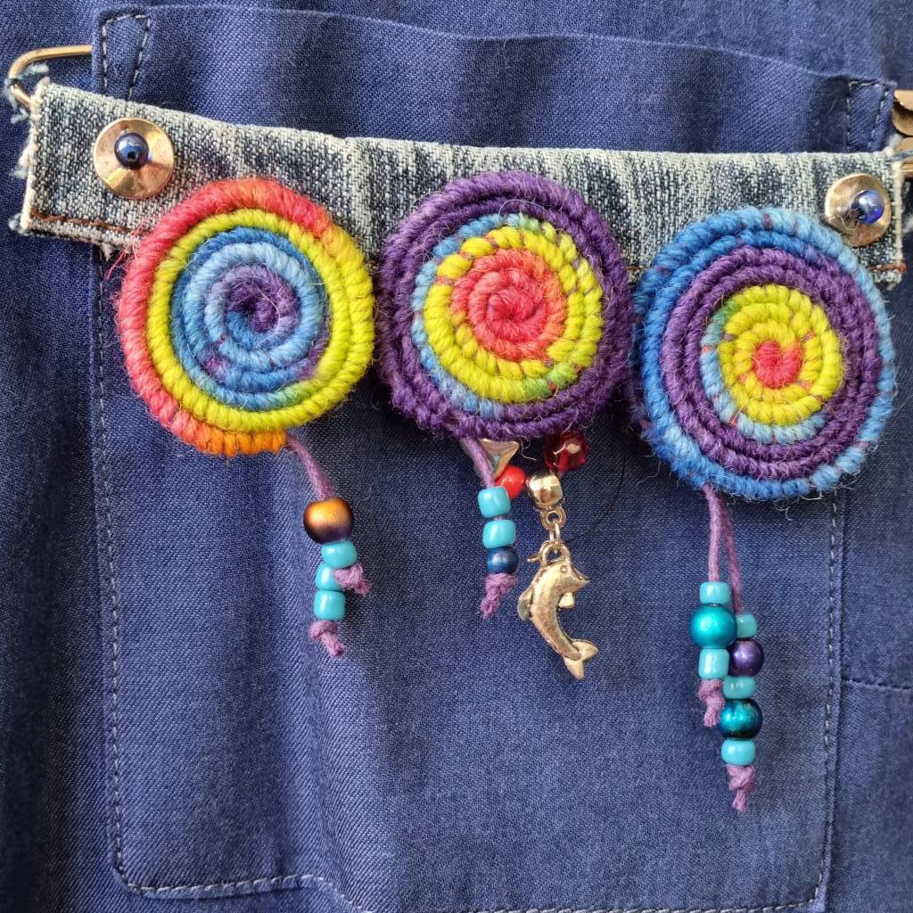 Häkelspiralen bunt und einzigartig als Ansteckbrosche, Sicherheitsnadelschmuck Bild 4