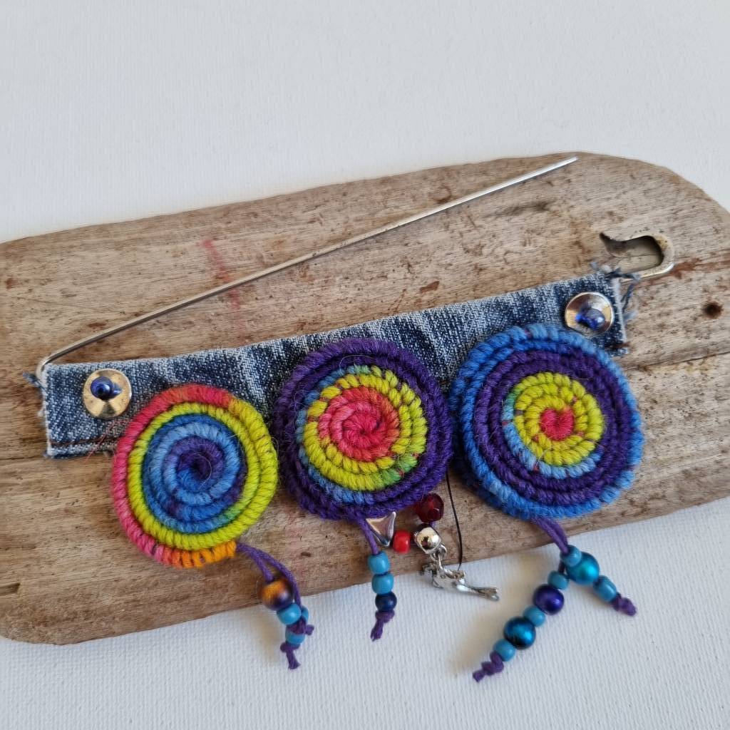 Häkelspiralen bunt und einzigartig als Ansteckbrosche, Sicherheitsnadelschmuck Bild 5