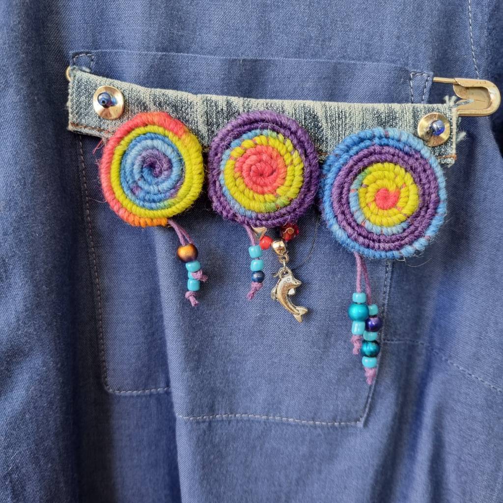 Häkelspiralen bunt und einzigartig als Ansteckbrosche, Sicherheitsnadelschmuck Bild 6