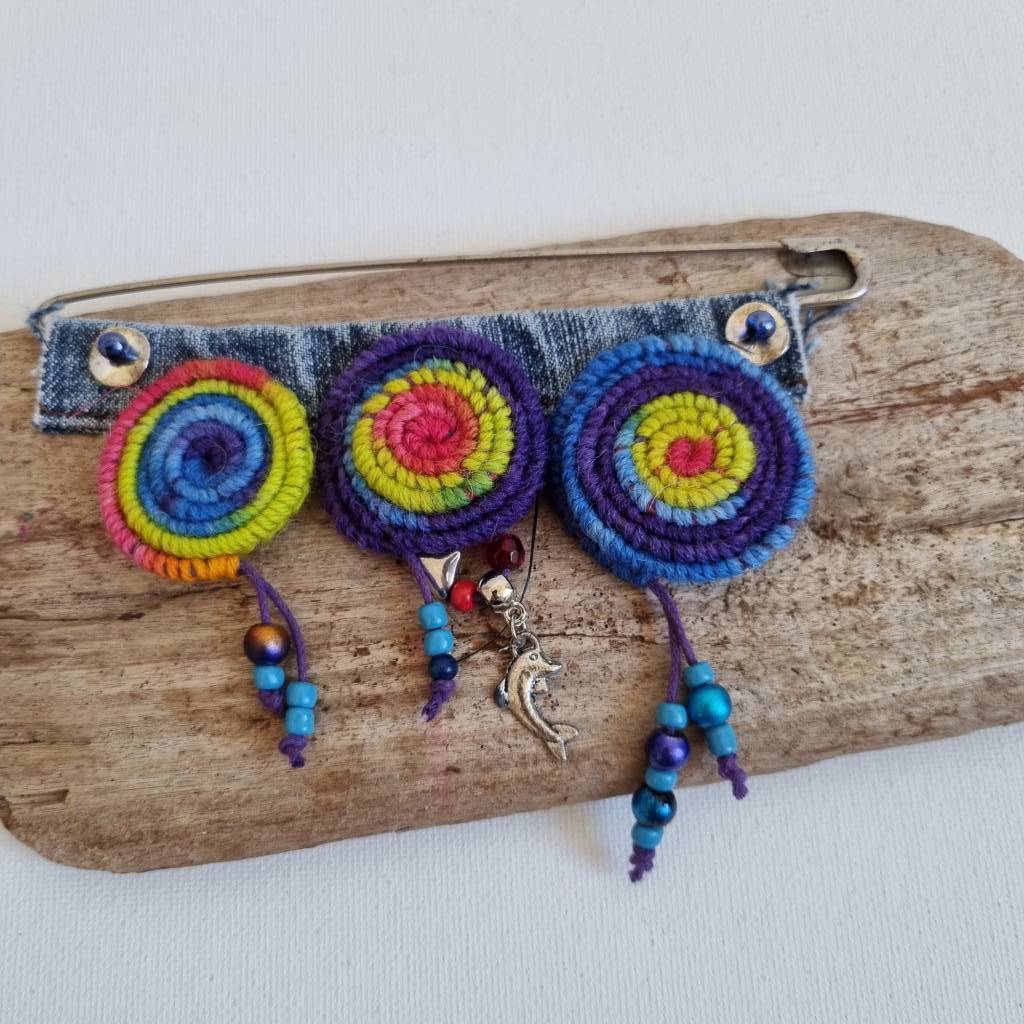Häkelspiralen bunt und einzigartig als Ansteckbrosche, Sicherheitsnadelschmuck Bild 7