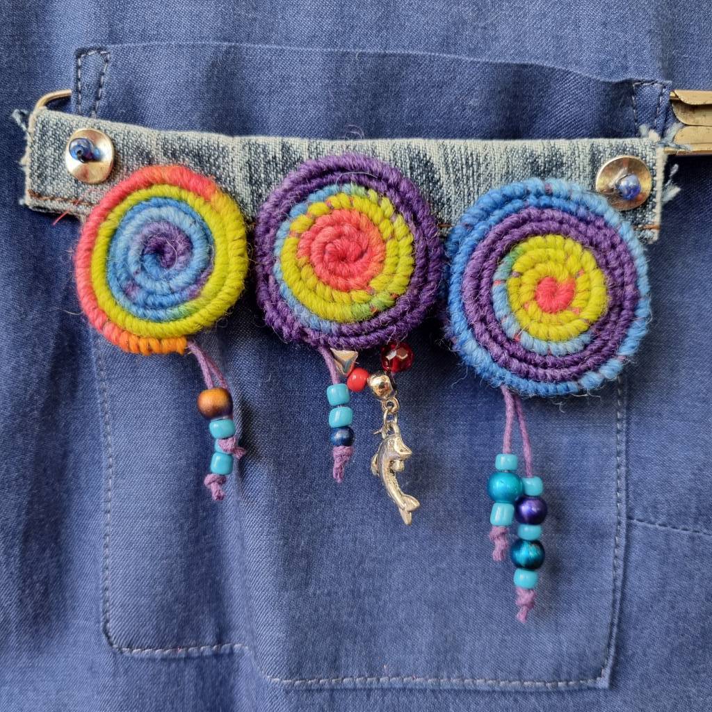 Häkelspiralen bunt und einzigartig als Ansteckbrosche, Sicherheitsnadelschmuck Bild 8