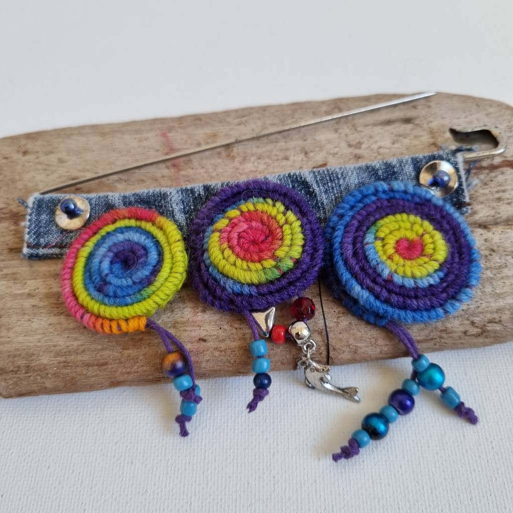 Häkelspiralen bunt und einzigartig als Ansteckbrosche, Sicherheitsnadelschmuck Bild 9