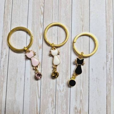 Schlüsselanhänger Katze – Elegantes Accessoire. Geschenkidee mit goldfarbenem Schlüsselring