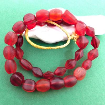 Alte böhmische Glasperlen, verschiedene Formen, rot – Vintage Strang aus Afrikahandel, 51 cm
