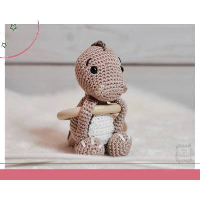 Kinderwagenanhänger Dino Bast | Gehäkeltes Babyspielzeug | Geschenk zur Geburt | Baby Anhänger Handmade | Naturton Dino