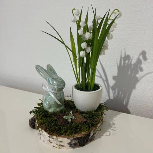 Frühlingsdeko auf einer Baumscheibe