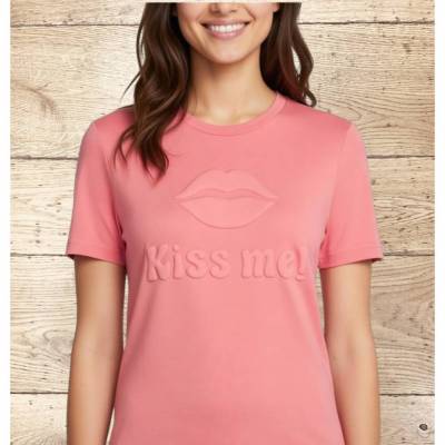 Stickdatei Kiss me! 3D Schrift Trapunto – Exklusive Maschinenstickerei Set von Design-by-Jasmina