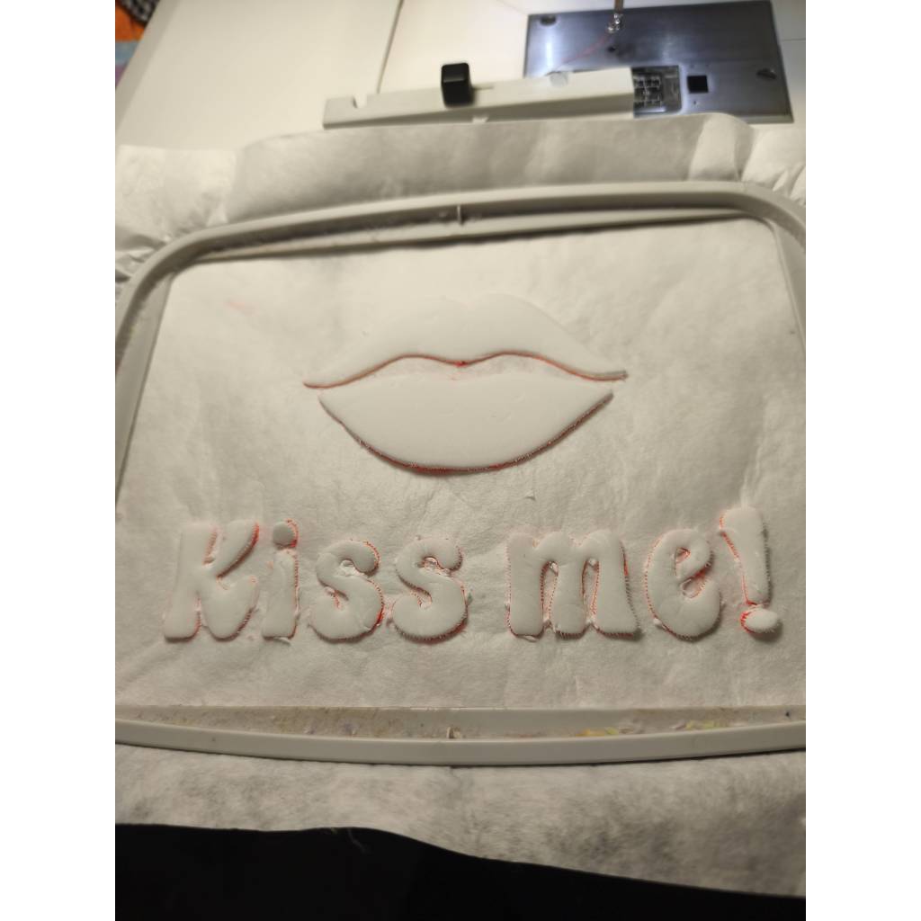 Stickdatei Kiss me! 3D Schrift Trapunto – Exklusive Maschinenstickerei Set von Design-by-Jasmina Bild 6