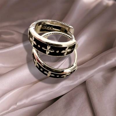 Vintage Creolen 925 Silber – Gothic Kreuz Huggies im Fleur-de-Lis Design, Sterling Silber, patiniert