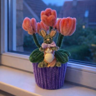 Tulpenpflanze mit Hase 