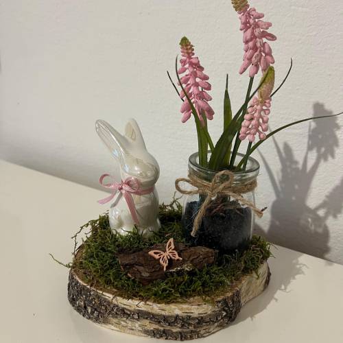 Frühlingsdeko auf einer Baumscheibe