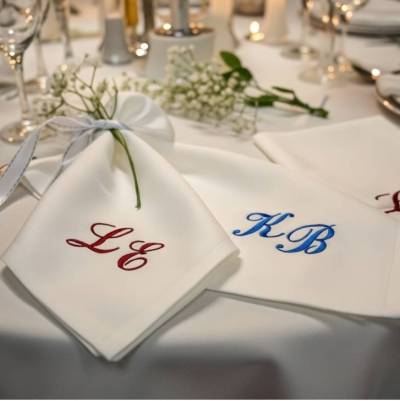 Personalisierte Stoffservietten mit Monogramm zur Hochzeit
