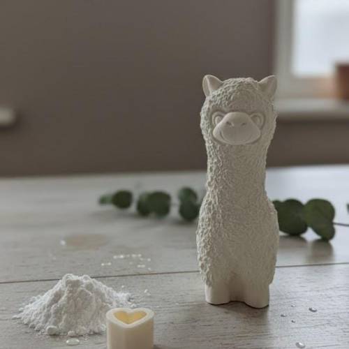 Alpaka Deko Figur weiß, minimalistische Skulptur, modernes Wohnaccessoire, Geschenkidee mit Herz, Hygge Stil