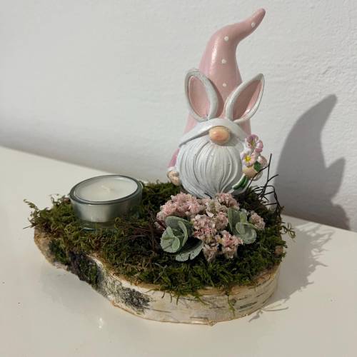 Osterdeko auf einer Baumscheibe Wichtel