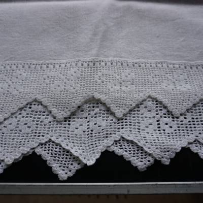 Vintage  Deckchen mit Hakelspitze 114x97cm