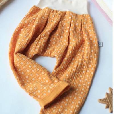 Musselinhose gelb mit Blumen – Sommerhose für Kinder aus 100% Baumwolle, elastisch & mitwachsend