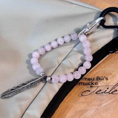 Taschen-Charm mit Rosenquarz: Ein echter Eyecatcher