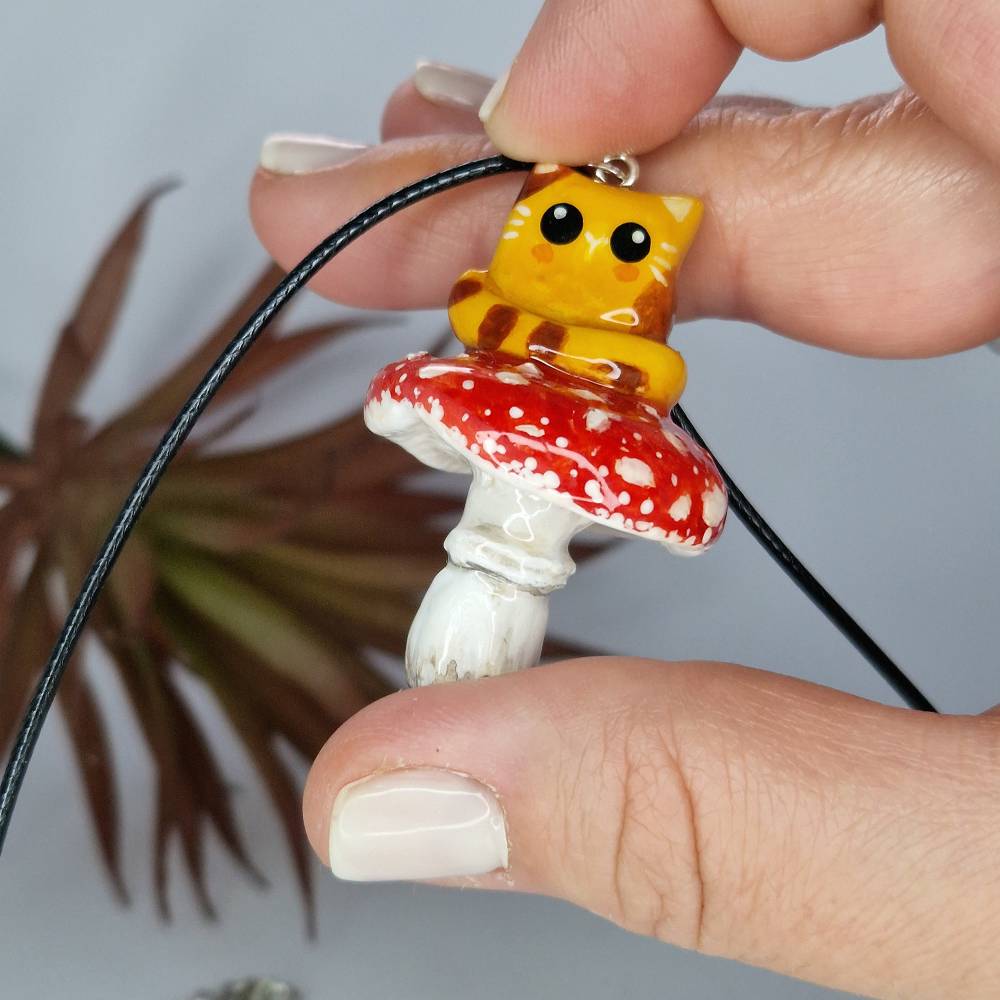 Glücksbringer Katzen-Kette auf Pilz – Handgefertigter Talisman, Unikat Schmuck für Katzenliebhaber – Geschenkidee Bild 1