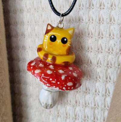 Handgefertigte Katzen-Kette auf Fliegenpilz – Kawaii Schmuck für Katzenliebhaber & Naturfreunde – Geschenkidee
