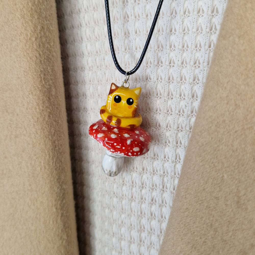 Glücksbringer Katzen-Kette auf Pilz – Handgefertigter Talisman, Unikat Schmuck für Katzenliebhaber – Geschenkidee Bild 3