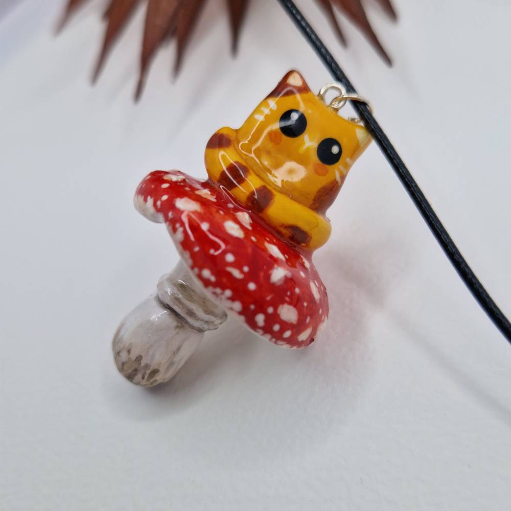 Glücksbringer Katzen-Kette auf Pilz – Handgefertigter Talisman, Unikat Schmuck für Katzenliebhaber – Geschenkidee Bild 4