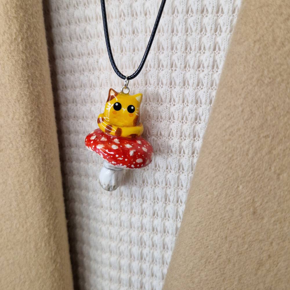 Glücksbringer Katzen-Kette auf Pilz – Handgefertigter Talisman, Unikat Schmuck für Katzenliebhaber – Geschenkidee Bild 6