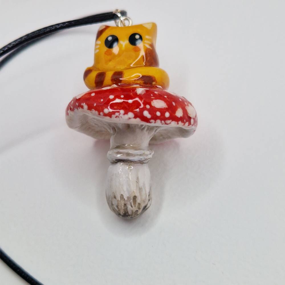 Glücksbringer Katzen-Kette auf Pilz – Handgefertigter Talisman, Unikat Schmuck für Katzenliebhaber – Geschenkidee Bild 9