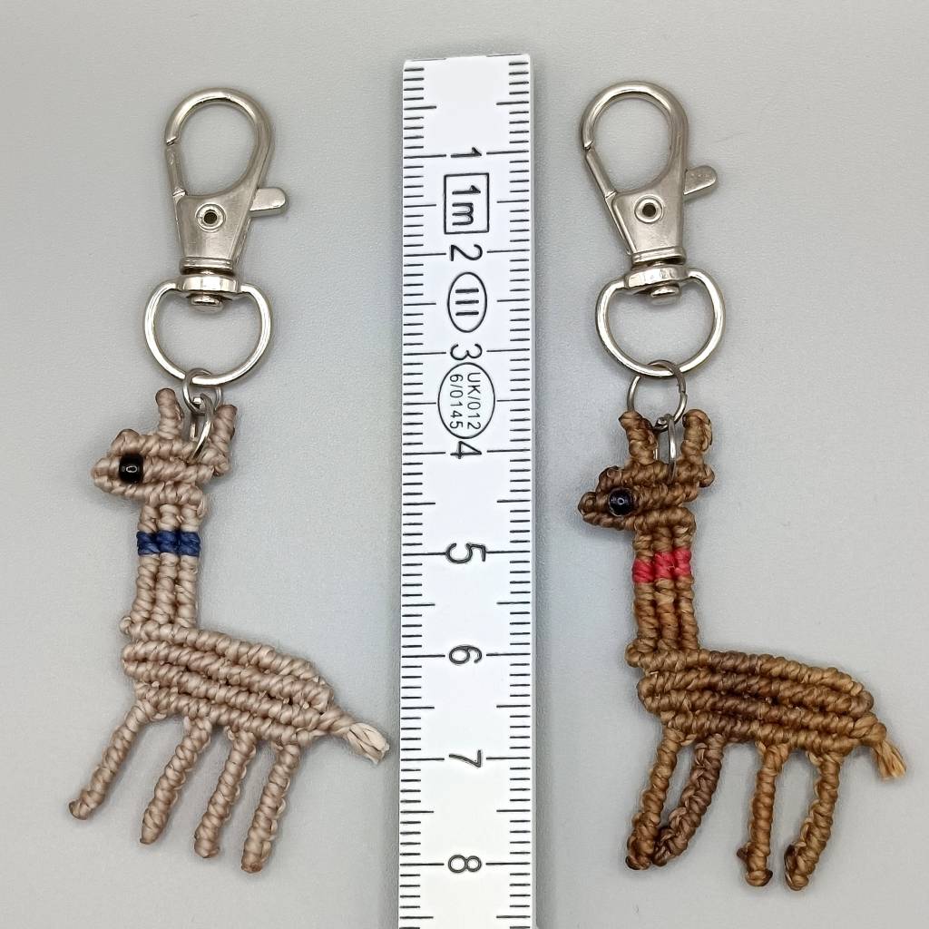 Makramee Schlüsselanhänger mit Karabinerhaken Motiv Alpaka Bild 4