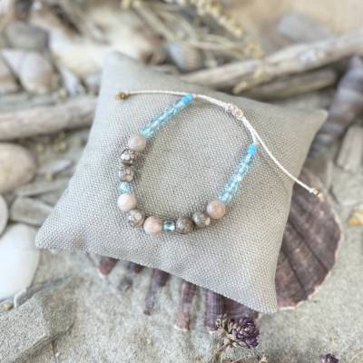 „Calm“ - Beruhigendes Armband aus Maifan und hellblauen Glasschliffperlen