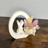 Deko Ei mit Hasenmotiv aus Gießkeramik – Oster- und Frühlingsdeko mit Trockenblumen