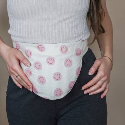 Wärmekissen Smiley Pink mit Band aus Baumwolle. Dinkelkissen Bauch als Körnerkissen zum Erhitzen für den Bauch, flexibel