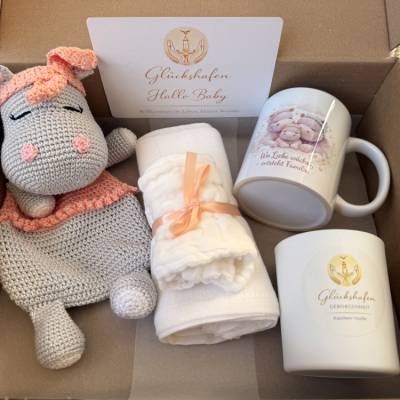 Baby Geschenkbox Glückshafen – gehäkeltes Kuscheltier, Spucktuch, Waschlappen, Tasse, Sojakerze & Karte