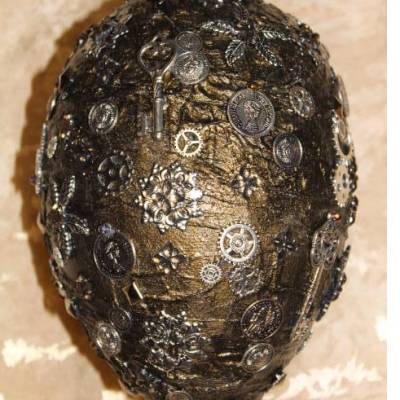 Osterei SCHWARZ/SILBER mit Acrylfarbe bemalt und mit Steampunk-Elementen dekoriert Osterdeko Hängedeko großes Osterei
