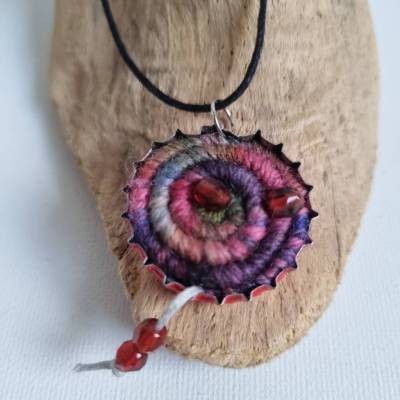 Extravagante Textilkette, Wollspirale trifft Kronkorken