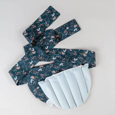 Körnerkissen zum Erhitzen für den Bauch mit Dinkel in schwarz Blumen. Wärmekissen mit Band, weich & angenehm zu tragen.