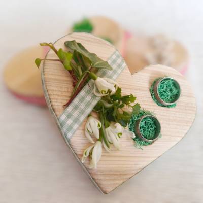 Ringkissen für die Hochzeit aus Holz in Herzform mit Moos für Eheringe romantischer Landhausstil
