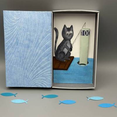 Lustige Geldgeschenk-Box: Katze angelt Geldschein – Handgemachte Geschenkverpackung