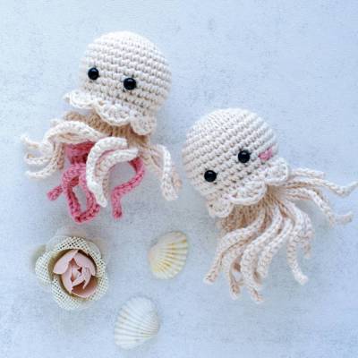 Häkel-Set: 2 kleine Quallen aus Baumwolle – Handgemacht in Puder & Koralle, Geschenk zur Geburt